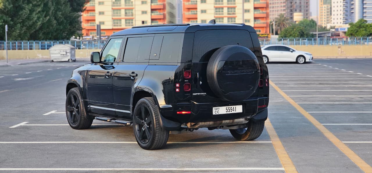 Land Rover Defender - Image 1